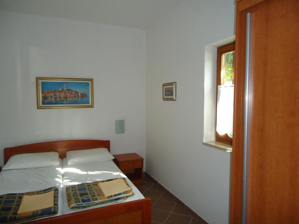 Apartmani Otavio Ровин Екстериор снимка